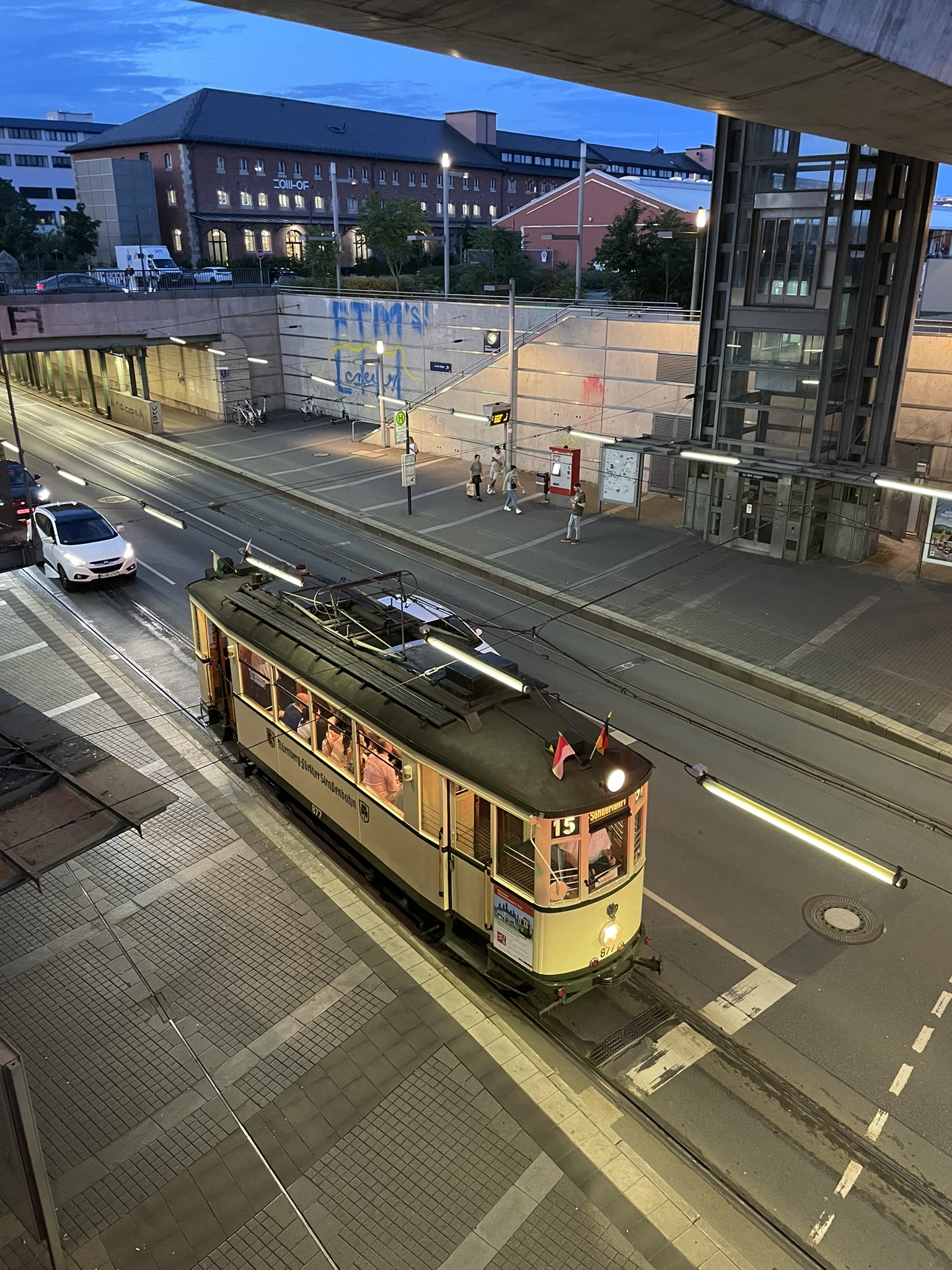 Oldtimerstraßenbahn an der Haltestelle Nürnberg-Steinbühl