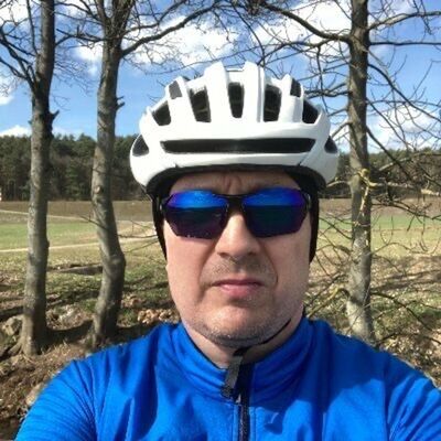Bild von mir mit Fahrradhelm, Sonnenbrille und blauer Jacke
